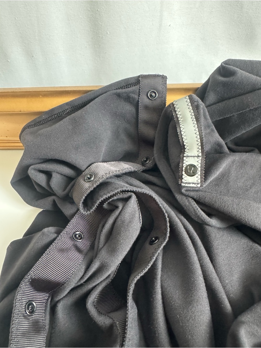 lululemon vinyasa scarf black snap convertible wrap - Picture 6 of 8